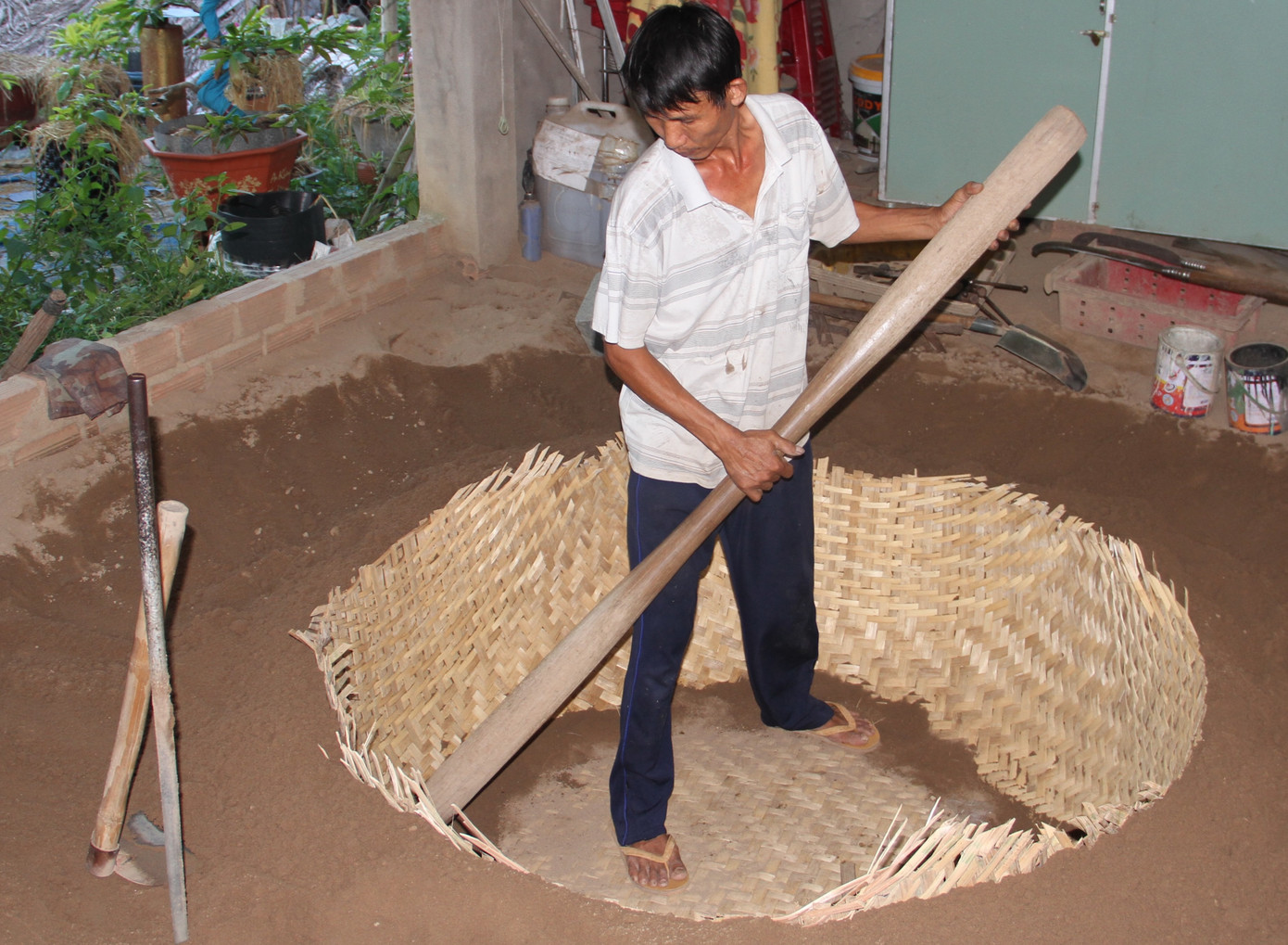 Ở Phú Mỹ, hiện vẫn có hơn 100 lao động gắn với nghề truyền thống đan thúng chai. Nguyên liệu để đan thúng thường là loại tre được trồng nhiều tại địa phương vốn chịu nước rất tốt và có độ dẻo cao, không bị giòn gãy khi đan. Trong ảnh, người dân tạo hình cho thúng chai.
