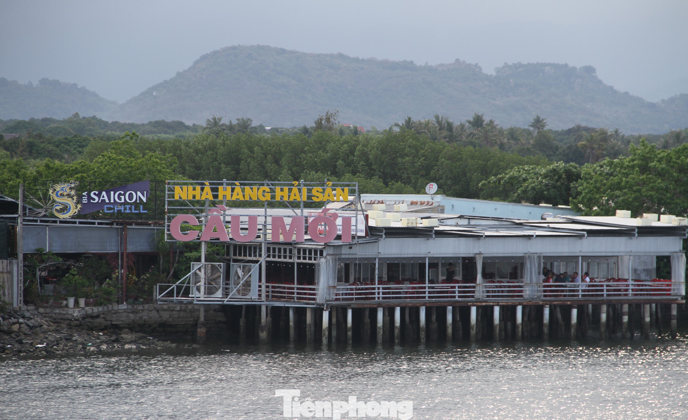 Nhà hàng hải sản Cầu Mới có hành vi xây dựng trái phép lấn đầm Thuỷ Triều.