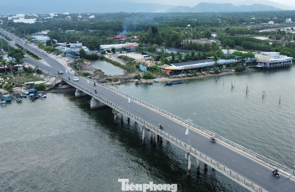 Nhiều nhà hàng hải sản quanh khu vực cầu Mới, huyện Cam Lâm xây dựng trái phép.