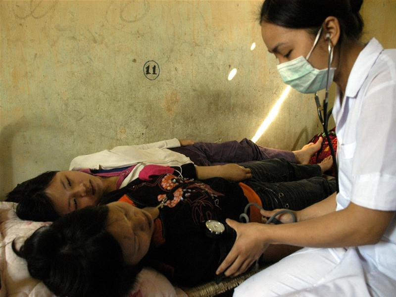 Bệnh nhân mắc tiêu chảy cấp ở xã Hữu Bằng, huyện Thạch Thất (Hà Tây) đang điều trị tại BV huyện Thạch Thất. Ảnh : Phạm Yên