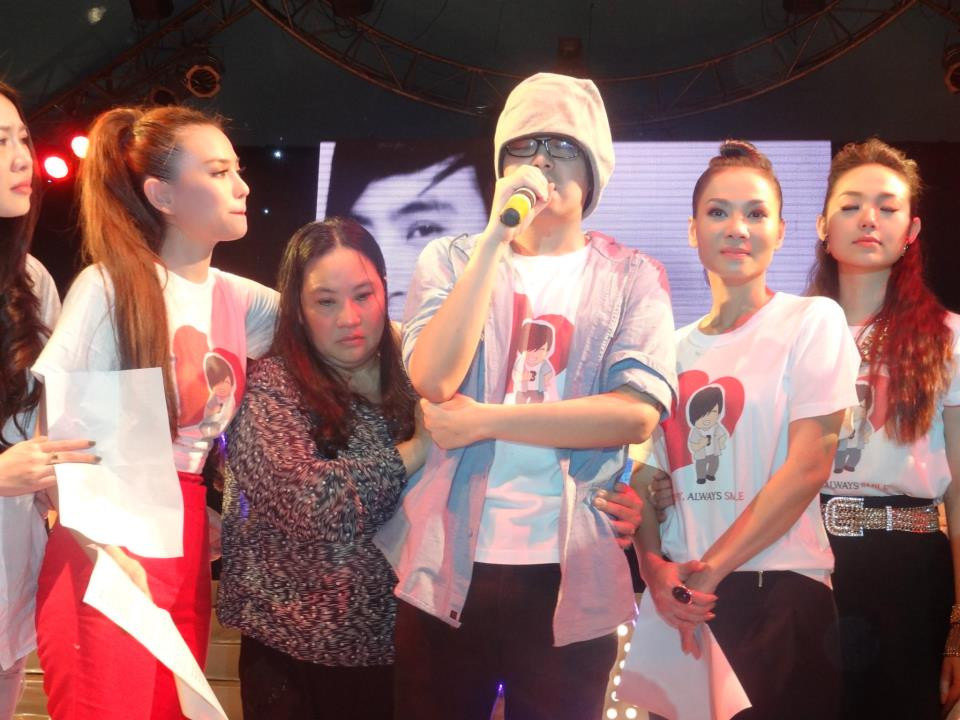 Mẹ khóc cùng Wanbi trên sân khấu đêm nhạc tri ân Cám ơn hồi tháng 11/2012