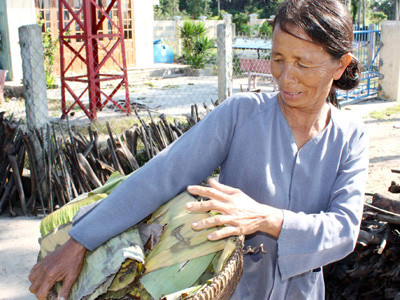 Chuẩn bị lá cho món bánh ít không thể thiếu