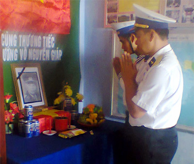 Viếng Đại tướng Võ Nguyên Giáp ở đảo chìm Tốc Tan A. Viếng Đại tướng Võ Nguyên Giáp ở đảo chìm Tốc Tan A