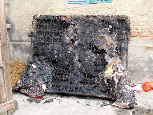 Tấm nệm nơi ba mẹ con chị Luyến nằm ngủ bị cháy thành tro