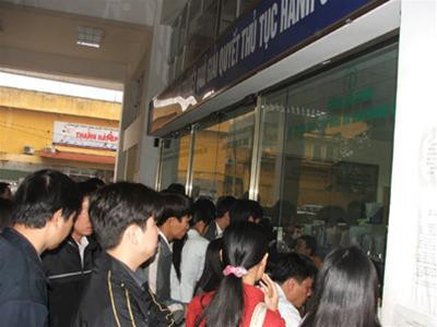 Đông nghịt tại bộ phận đăng ký con dấu và mã số thuế ở 16 Cát Linh (Hà Nội). Ảnh: Tuấn Minh