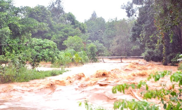 Suối Đăk Woa nhỏ hẹp, không kịp thoát nước mỗi khi mưa lớn kéo dài