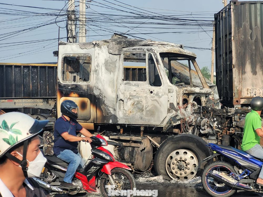 Đầu hai chiếc xe container cháy trơ khung