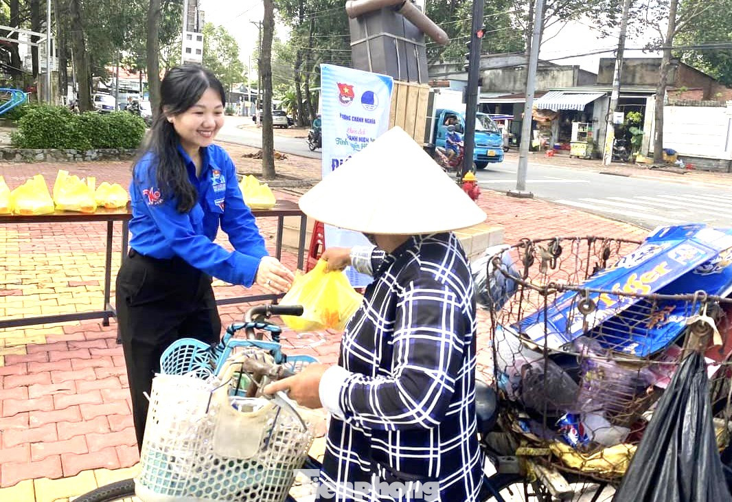 Bữa ăn sáng miễn phí cho người lao động do Đoàn phường Chánh Nghĩa (TP Thủ Dầu Một) thực hiện Bữa ăn sáng miễn phí cho người lao động do Đoàn phường Chánh Nghĩa (TP Thủ Dầu Một) thực hiện