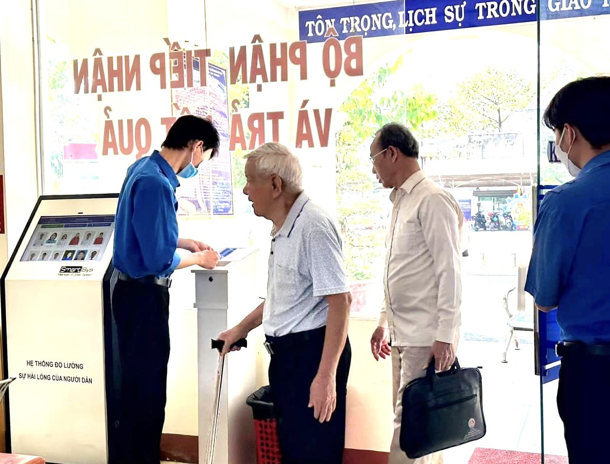 Tại các văn phòng một cửa, Bình Dương bố trí tình nguyện viên hướng dẫn người dân giải quyết thủ tục hành chính Tại các văn phòng một cửa, Bình Dương bố trí tình nguyện viên hướng dẫn người dân giải quyết thủ tục hành chính