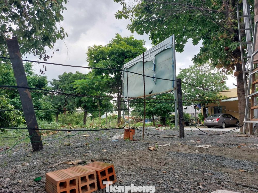 Khu dân cư Đông Trung nằm ở vị trí “đất vàng”, phía Bắc giáp Khu công nghiệp Vsip 1; phía Nam giáp Bệnh viện quốc tế Hạnh Phúc và TPHCM; phía Đông giáp Khu công nghiệp Linh Trung 2, Khu công nghiệp Đồng An và phía Tây giáp Bệnh viện Quốc tế miền Đông, quốc lộ 13, siêu thị Lotte Mart, Aeon Mall.