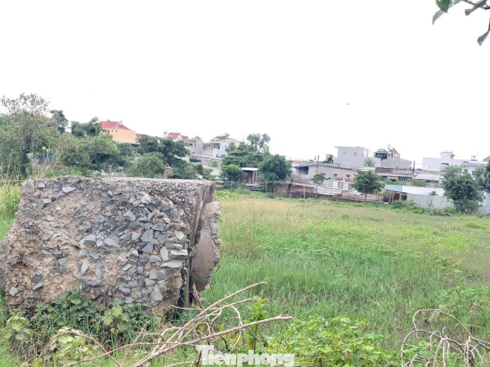 “Khu dân cư không triển khai, không chỉ làm xấu bộ mặt đô thị mà còn làm những hộ dân sinh sống khu vực xung quanh khốn khổ. Mặt bằng của dự án sau khi san lấp cao hơn nhà dân nhưng chưa có hệ thống thoát nước hoàn chỉnh nên thường xuyên xảy ra ngập úng mỗi khi trời mưa”, ông Nguyễn Văn Bình (ngụ khu phố Bình Đức, phường Bình Hòa, TP Thuận An, Bình Dương) cho biết.