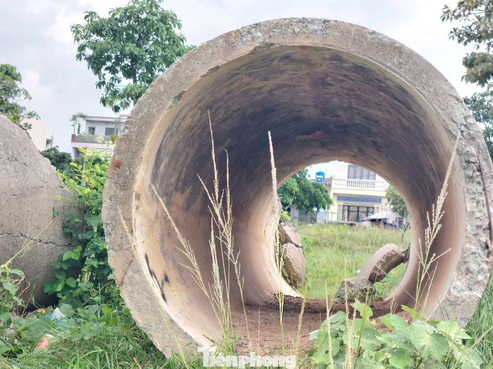 Ông L.V.T (ngụ Bình Dương) cho biết, tháng 8/2016, ông đã ký hợp đồng chuyển nhượng lô đất số LK07, ô số 10 có diện tích 100m2 thuộc của dự án với Công ty Đất Nguồn. Theo hợp đồng thỏa thuận hợp tác đầu tư, ông T mua thửa đất trên với giá hơn 1,2 tỷ đồng. “Đến thời hạn không được giao giấy chứng nhận quyền sử dụng đất, tôi đi đòi lại tiền. Sau nhiều năm đi đòi quyền lợi, đến tháng 3/2022, Công ty Đất Nguồn mới thông báo thanh lý hợp đồng nhưng đến nay tôi mới nhận được một nửa số tiền”, ông T nói.