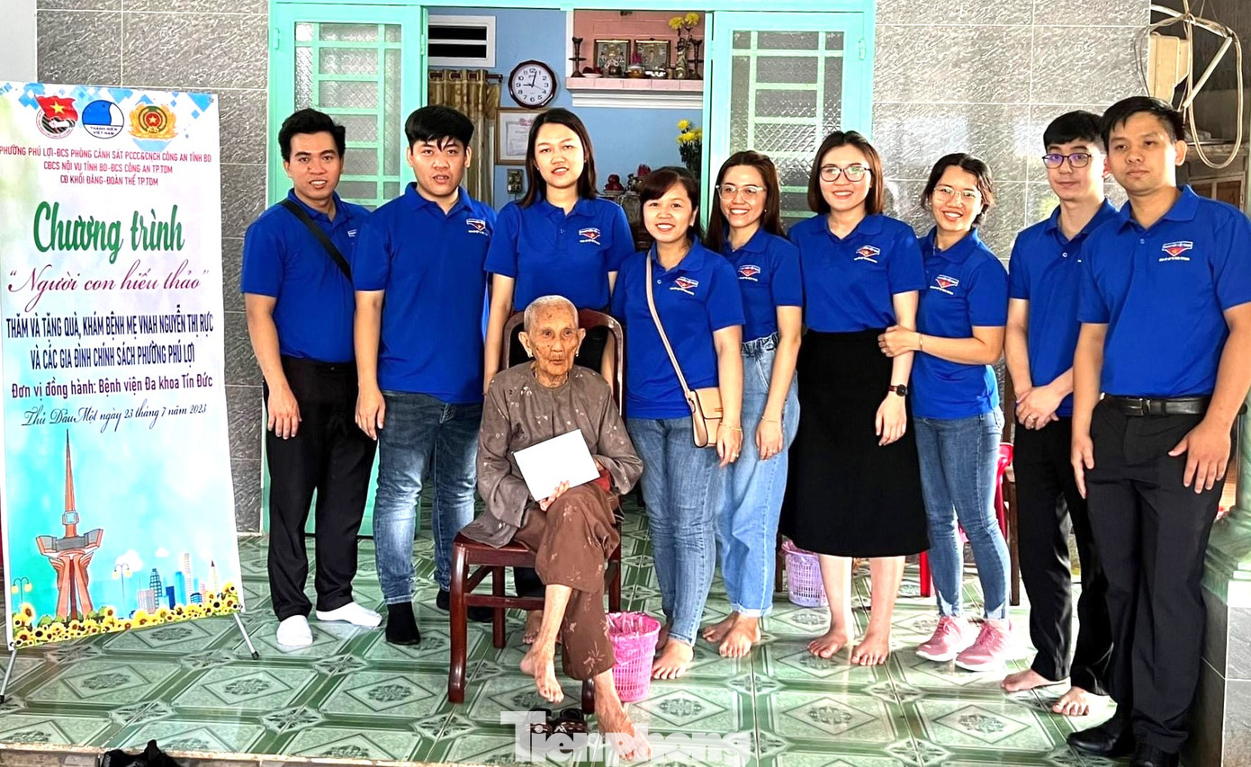 Các chiến sĩ tình nguyện thăm, tặng quà cho Mẹ Việt Nam anh hùng Nguyễn Thị Rực