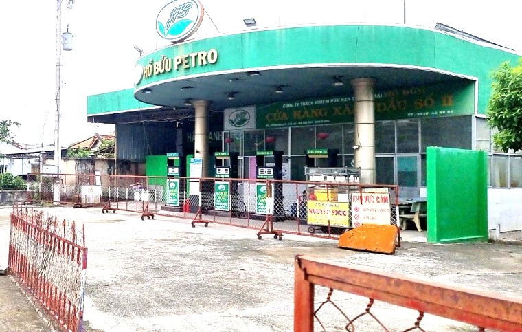 Một cửa hàng xăng dầu trên đường Huỳnh Văn Lũy, TP.Thủ Dầu Một, tỉnh Bình Dương ngưng hoạt động. Một cửa hàng xăng dầu trên đường Huỳnh Văn Lũy, TP.Thủ Dầu Một, tỉnh Bình Dương ngưng hoạt động.