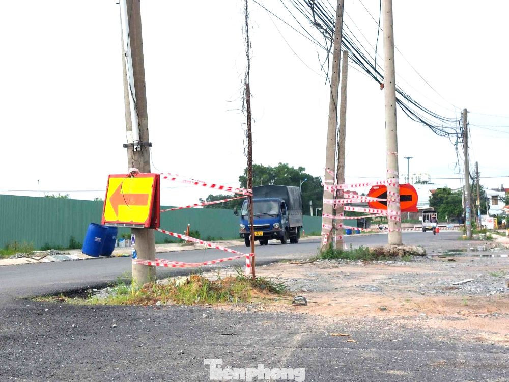 Sau gần 2 năm thi công, tuyến đường vẫn còn ngổn ngang do vướng nhiều trụ điện án ngữ giữa đường.