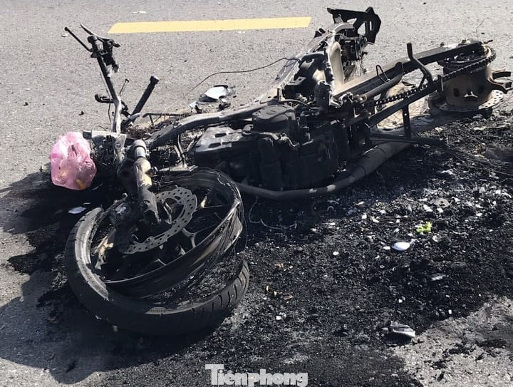 Chiếc xe máy của Nguyễn Văn Rô bị đốt cháy Chiếc xe máy của Nguyễn Văn Rô bị đốt cháy