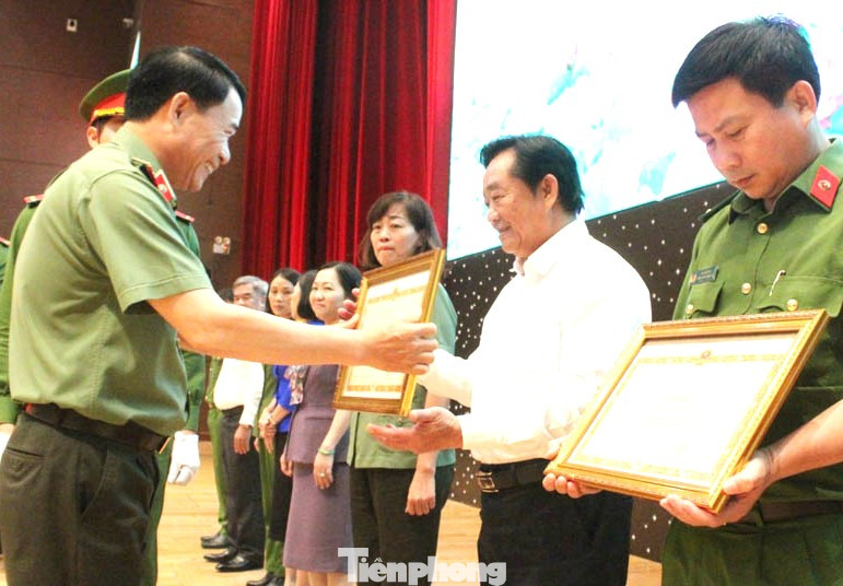 Thứ trưởng Bộ Công an Lê Quốc Hùng (bìa trái) trao tặng Bằng khen của Bộ trưởng Bộ Công an cho các cá nhân đạt thành tích xuất sắc