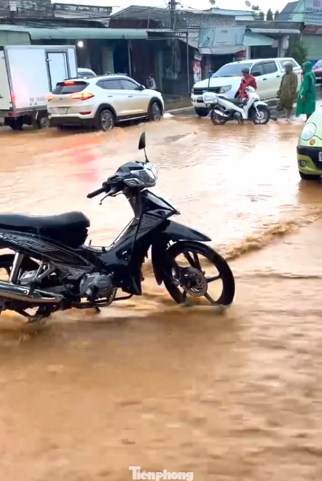 Mưa lớn gây ngập đường ở huyện Bù Đăng