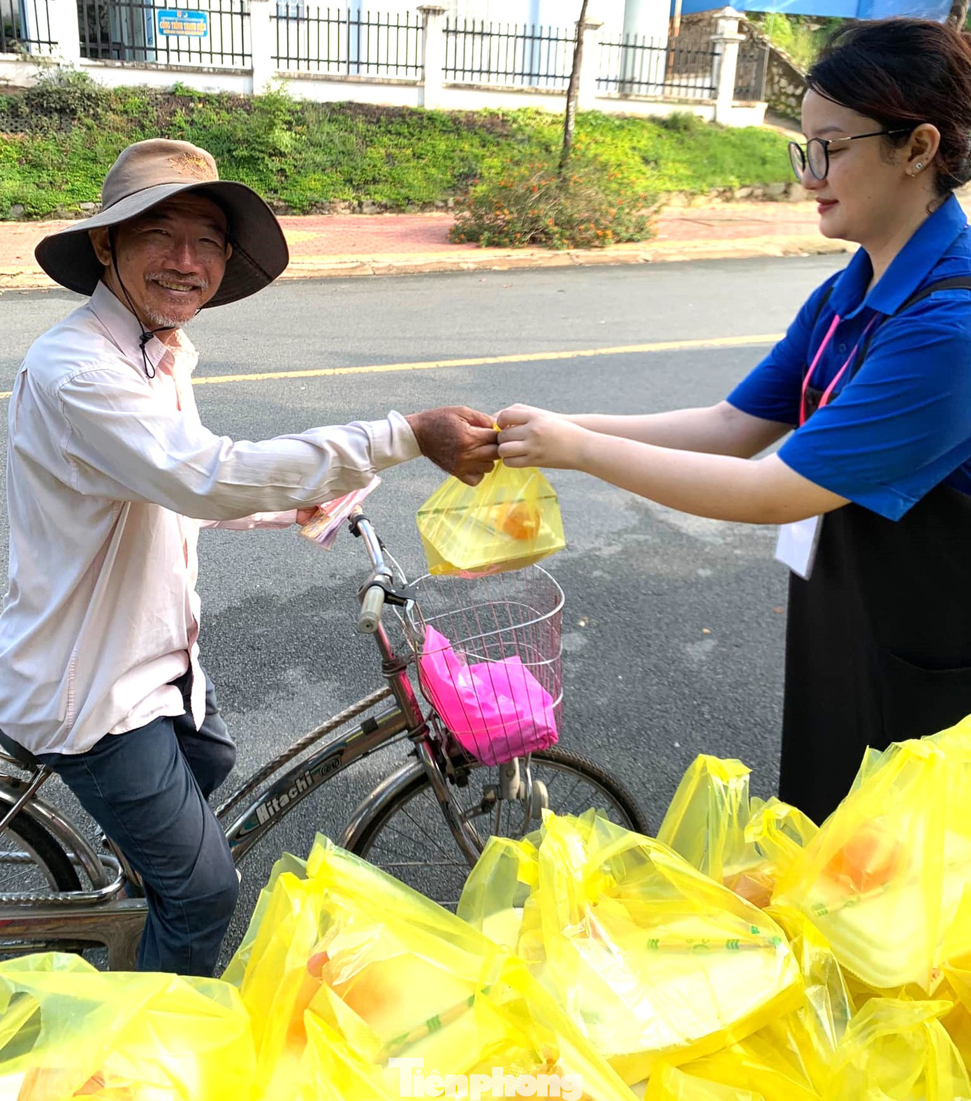 Người dân phấn khởi khi được các bạn trẻ tặng bữa sáng miễn phí. Người dân phấn khởi khi được các bạn trẻ tặng bữa sáng miễn phí.