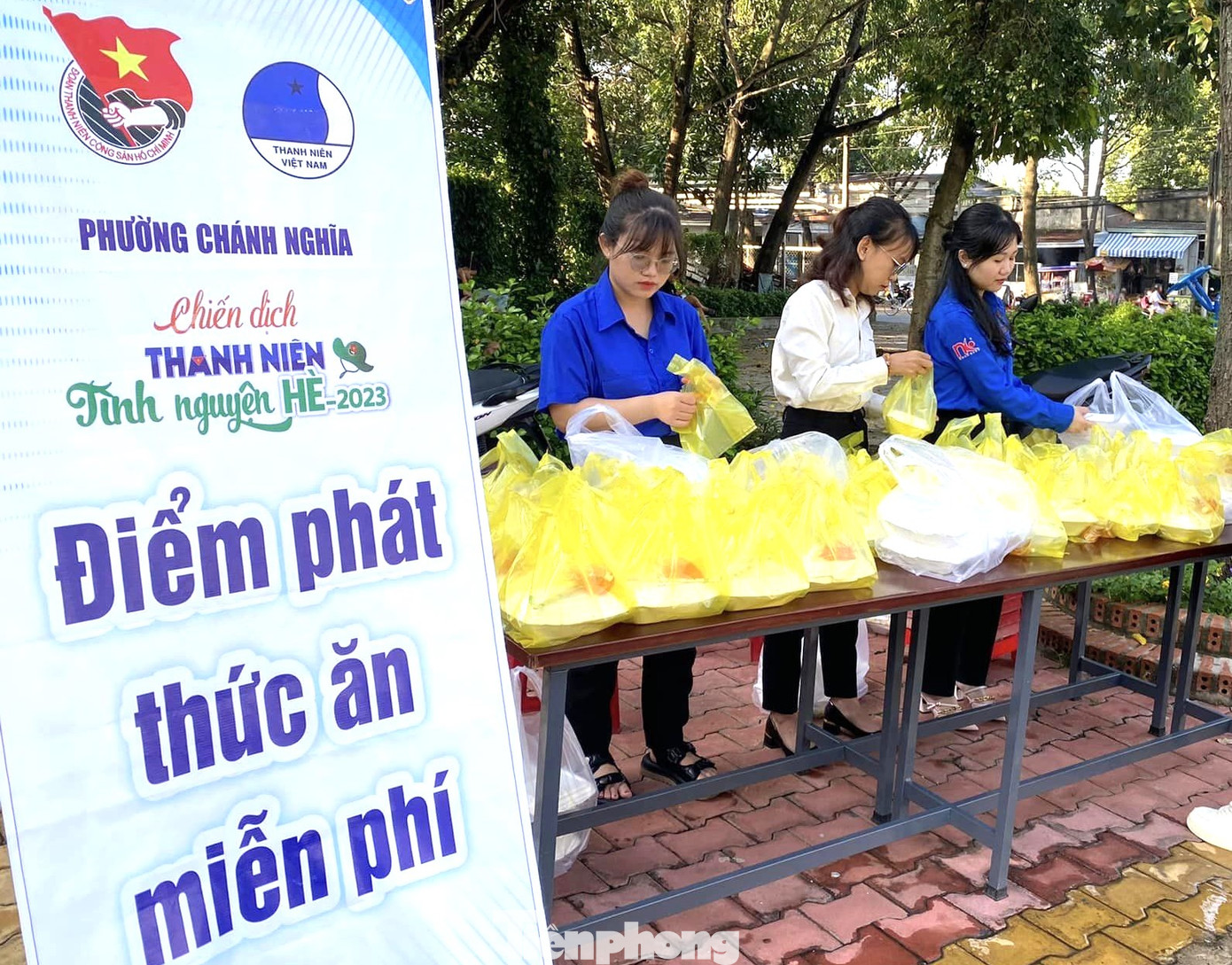 Các bạn đoàn viên thanh niên chuẩn bị nhiều suất ăn miễn phí cho công nhân lao động khó khăn Các bạn đoàn viên thanh niên chuẩn bị nhiều suất ăn miễn phí cho công nhân lao động khó khăn