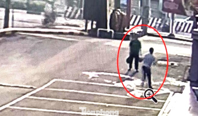 Hình ảnh camera an ninh ghi lại vụ việc Hình ảnh camera an ninh ghi lại vụ việc