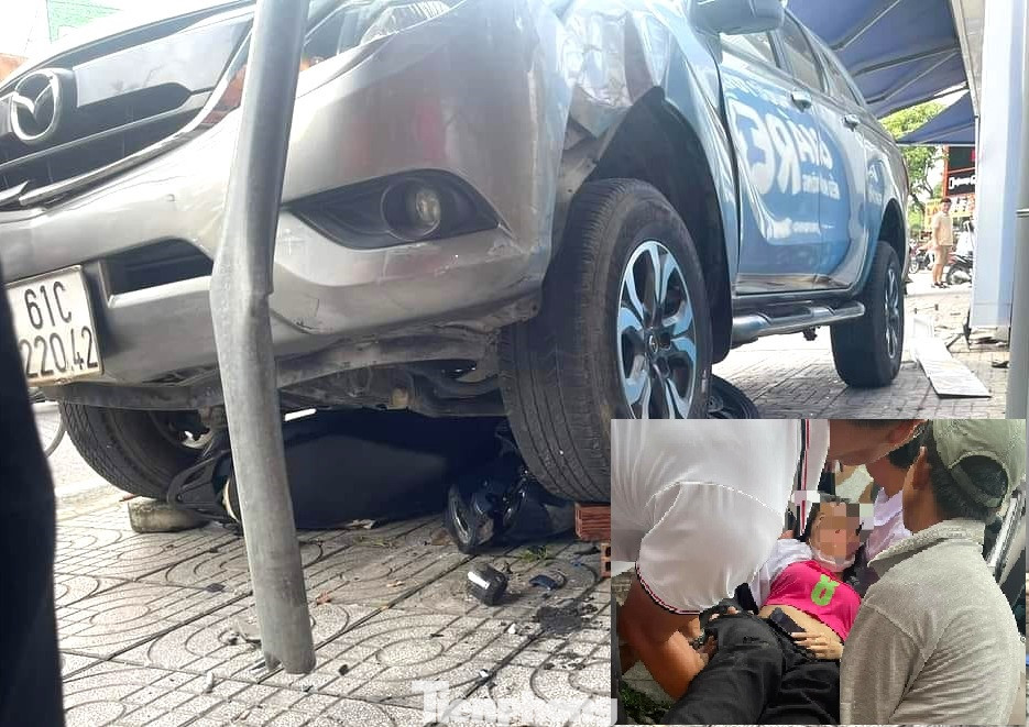 Xe máy và người phụ nữ lọt dưới gầm xe bán tải