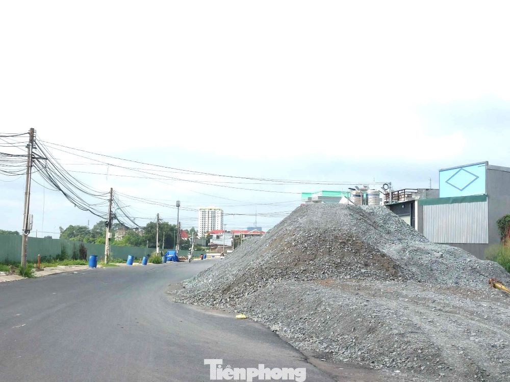 Theo Ban Quản lý dự án đầu tư xây dựng TP Thủ Dầu Một, công trình đường DX 022 đang gặp khó khăn trong công tác đền bù giải tỏa. Phần mặt bằng được giải tỏa còn "ngắt khúc" bao gồm các đoạn chính như tuyến thoát nước hạ lưu; tường rào và các hạng mục khác. Ngoài ra, công trình đang vướng công tác di dời lưới điện.