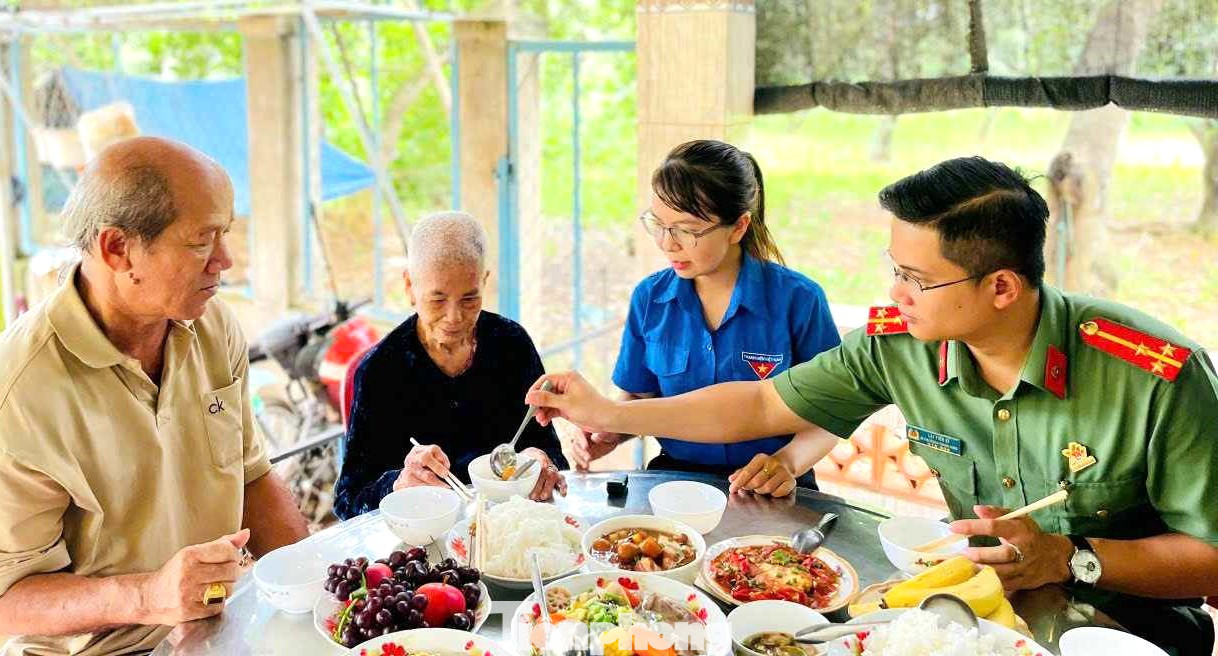 “Bữa cơm gia đình - Ấm tình lòng Mẹ” do các bạn đoàn viên thực hiện “Bữa cơm gia đình - Ấm tình lòng Mẹ” do các bạn đoàn viên thực hiện