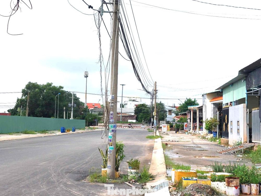 Tuyến đường chưa làm xong nhưng phương tiện lưu thông qua lại rất đông. Ban đêm, các phương tiện lưu thông trong tình trạng thiếu ánh sáng, trong khi giữa đường nhiều trụ điện chưa di dời đe dọa tính mạng của người tham gia giao thông.