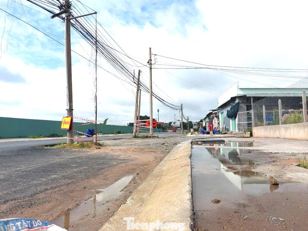 “Chưa có đèn đường, ban đêm thiếu ánh sáng, trong khi nhiều trụ điện giữa đường chưa được di dời, đe dọa tính mạng người tham gia giao thông”, ông Lê Khánh Bình (phường Phú Mỹ, thành phố Thủ Dầu Một) nói.