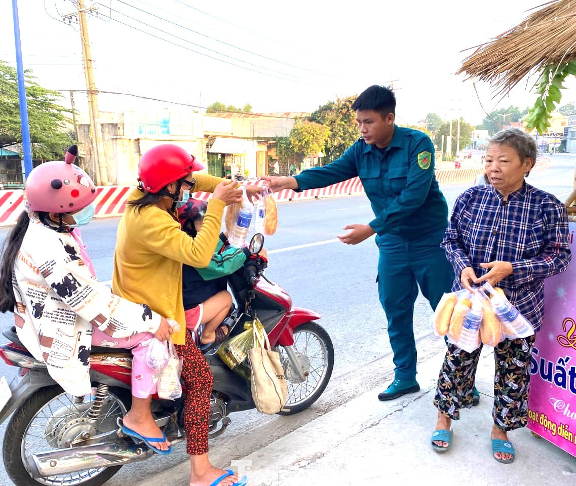 Người lao động trên địa bàn phường Định Hòa (TP Thủ Dầu Một) được phát bánh mì, nước uống miễn phí. Người lao động trên địa bàn phường Định Hòa (TP Thủ Dầu Một) được phát bánh mì, nước uống miễn phí.