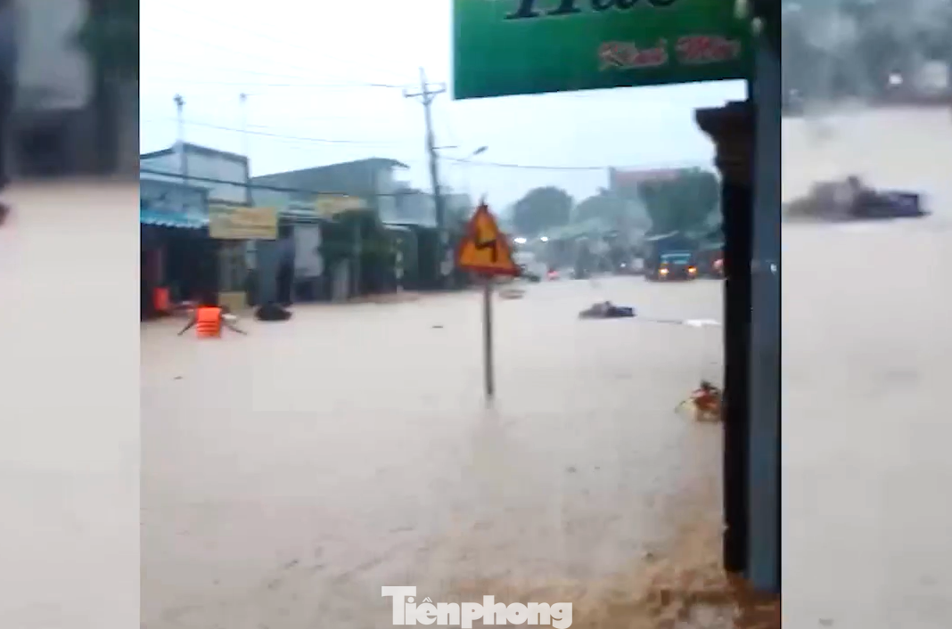 Đường ngập như sông ở thị trấn Đức Phong, huyện Bù Đăng