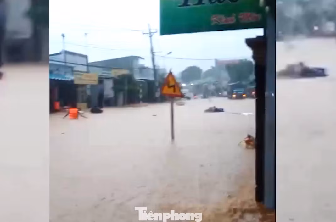 Đường ngập như sông ở thị trấn Đức Phong, huyện Bù Đăng