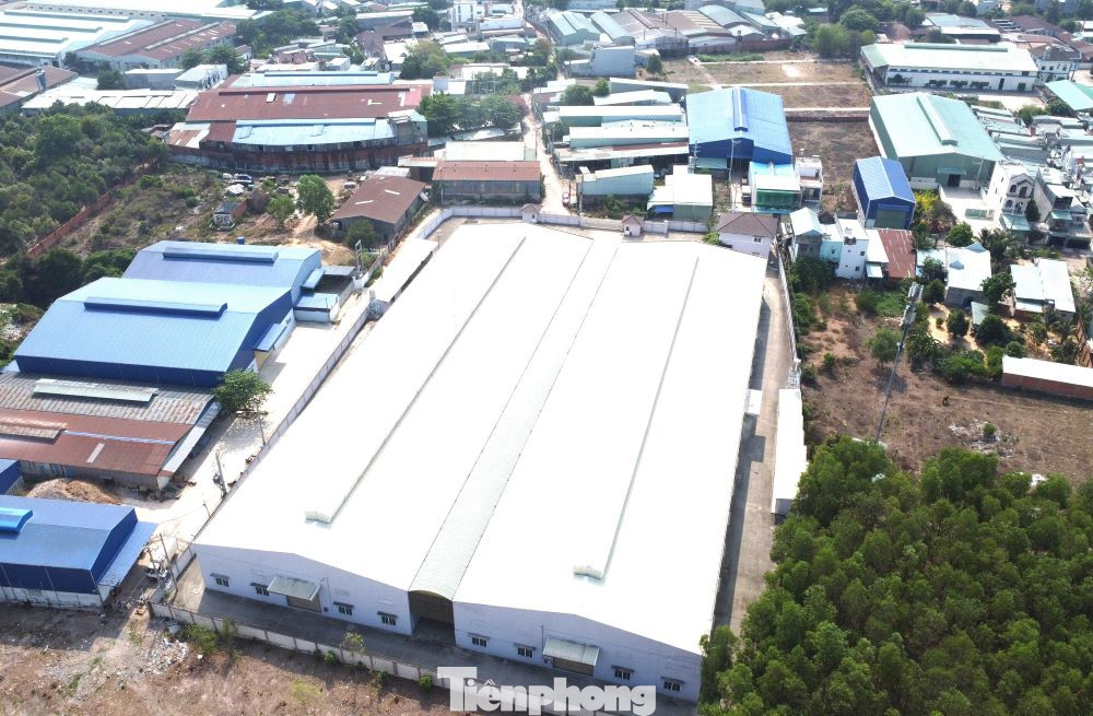 Các nhà xưởng trong khu dân cư ở Bình Dương.