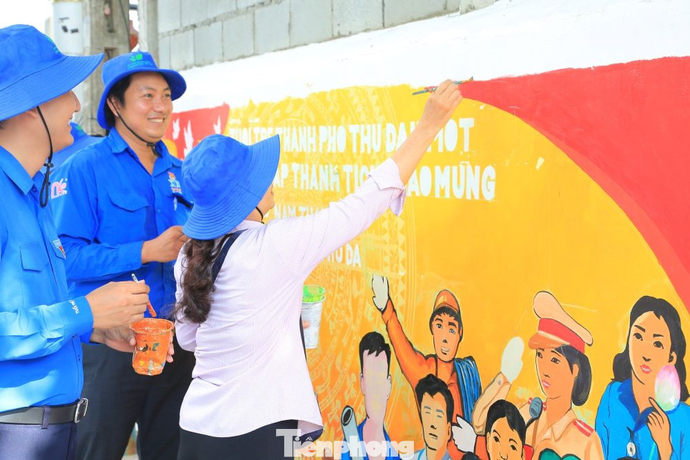 Tại thành phố Thủ Dầu Một, tuổi trẻ đất Thủ tổ chức ra quân Chiến sĩ tình nguyện vì văn minh đô thị năm 2023. Tại chương trình, Ban Thường vụ Thành Đoàn Thủ Dầu Một đã trao tặng công trình thanh niên Thay áo mới cho bức tường cũ, trị giá 30 triệu đồng cho Đoàn phường Định Hòa; ký cam kết “Đảm bảo tổ chức hoạt động tham gia xây dựng văn minh đô thị”.