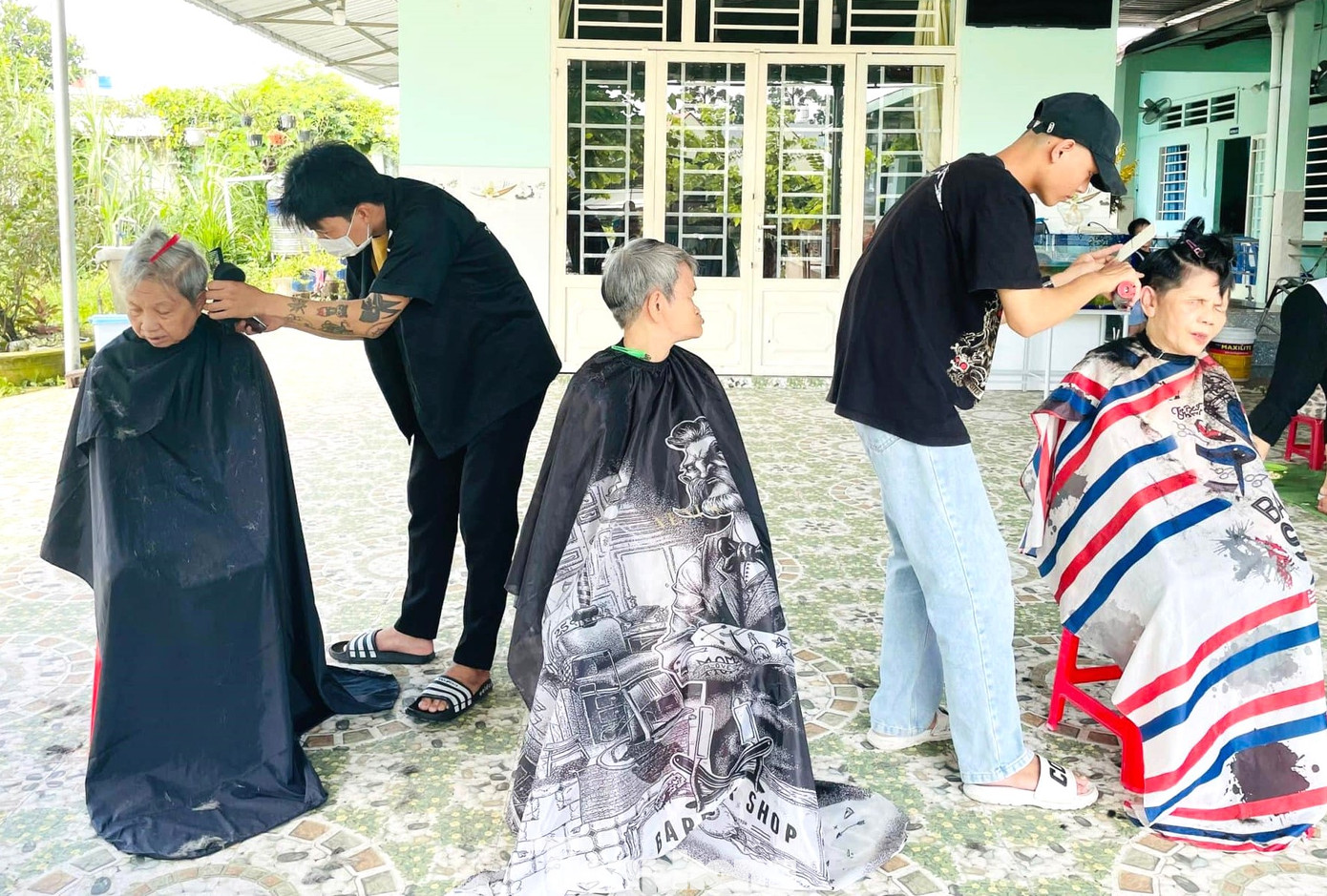 Tình nguyện viên cắt tóc miễn phí cho người già và trẻ em