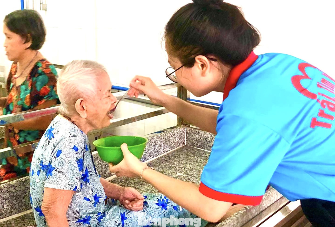 Các bạn tình nguyện viên thăm hỏi, tặng quà cho các cụ già neo đơn