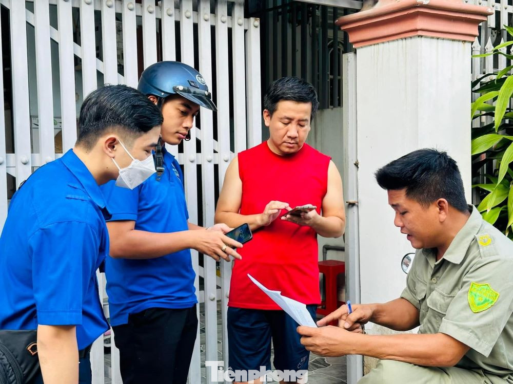 Tình nguyện viên hướng dẫn người dân cài đặt mã định danh điện tử