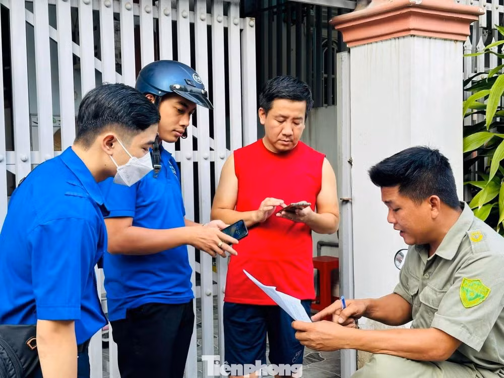 Tình nguyện viên hướng dẫn người dân cài đặt mã định danh điện tử Tình nguyện viên hướng dẫn người dân cài đặt mã định danh điện tử