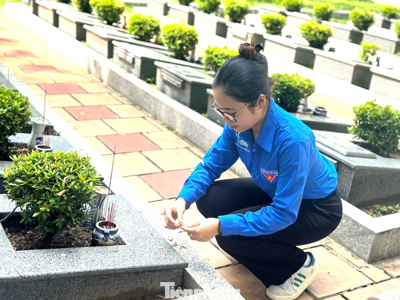 Sáng cùng ngày, tại thành phố Thuận An, đồng loạt 100% các Đoàn cơ sở trực thuộc triển khai Lễ ra quân “Ngày Chủ nhật xanh” lần III năm 2023 và Chương trình Ngày cao điểm chung tay xây dựng nông thôn mới với nhiều công trình, phần việc thiết thực. Các cơ sở Đoàn trực thuộc tổ chức ra quân thực hiện vệ sinh môi trường, thu gom, phân loại, xử lý rác thải, tái chế rác thải thành vật dụng thân thiện với môi trường; vệ sinh các tuyến đường thanh niên tự quản; dọn vệ sinh khuôn viên nghĩa trang liệt sĩ tỉnh Bình Dương.