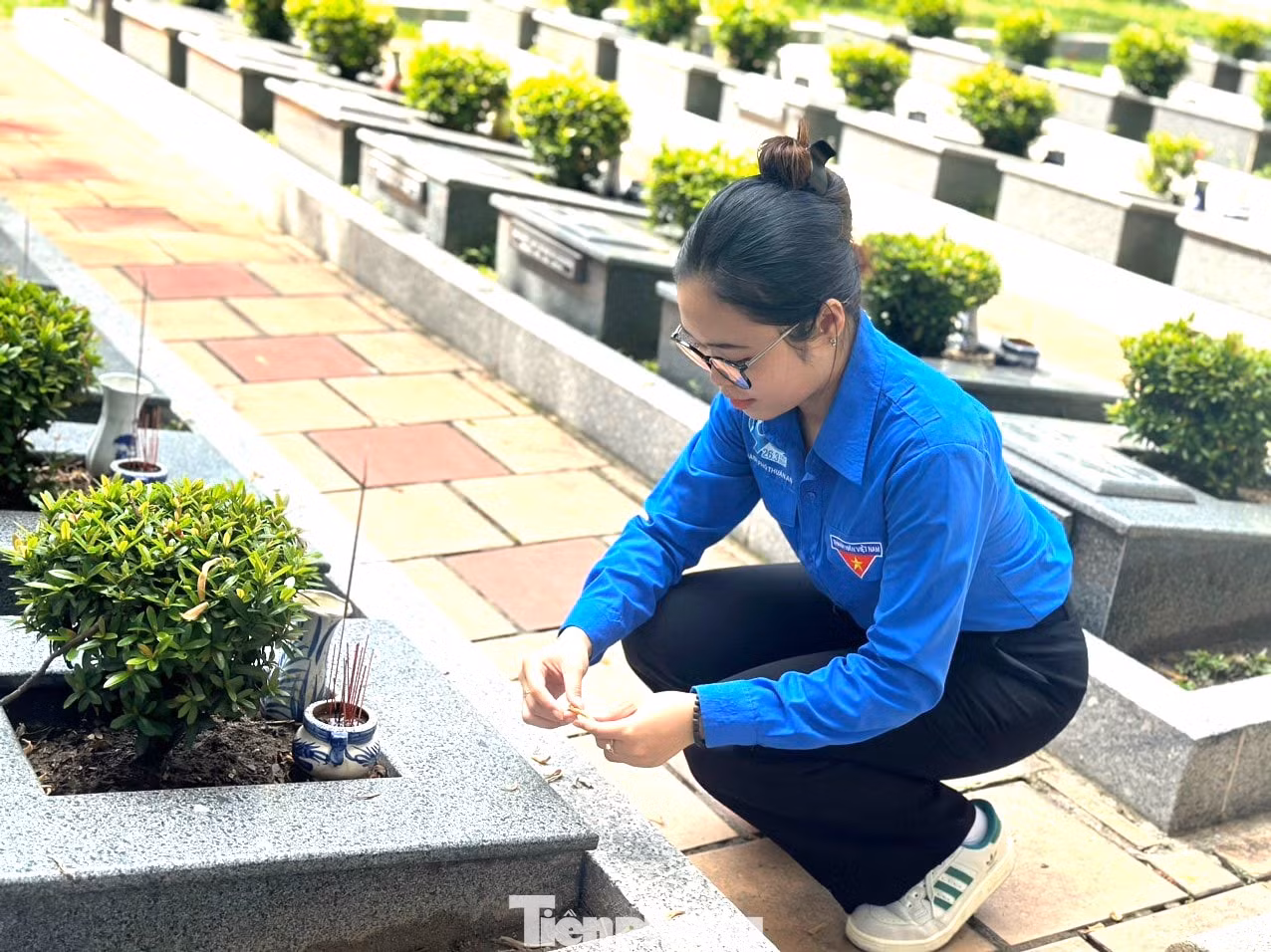 Sáng cùng ngày, tại thành phố Thuận An, đồng loạt 100% các Đoàn cơ sở trực thuộc triển khai Lễ ra quân “Ngày Chủ nhật xanh” lần III năm 2023 và Chương trình Ngày cao điểm chung tay xây dựng nông thôn mới với nhiều công trình, phần việc thiết thực. Các cơ sở Đoàn trực thuộc tổ chức ra quân thực hiện vệ sinh môi trường, thu gom, phân loại, xử lý rác thải, tái chế rác thải thành vật dụng thân thiện với môi trường; vệ sinh các tuyến đường thanh niên tự quản; dọn vệ sinh khuôn viên nghĩa trang liệt sĩ tỉnh Bình Dương. Sáng cùng ngày, tại thành phố Thuận An, đồng loạt 100% các Đoàn cơ sở trực thuộc triển khai Lễ ra quân “Ngày Chủ nhật xanh” lần III năm 2023 và Chương trình Ngày cao điểm chung tay xây dựng nông thôn mới với nhiều công trình, phần việc thiết thực. Các cơ sở Đoàn trực thuộc tổ chức ra quân thực hiện vệ sinh môi trường, thu gom, phân loại, xử lý rác thải, tái chế rác thải thành vật dụng thân thiện với môi trường; vệ sinh các tuyến đường thanh niên tự quản; dọn vệ sinh khuôn viên nghĩa trang liệt sĩ tỉnh Bình Dương.