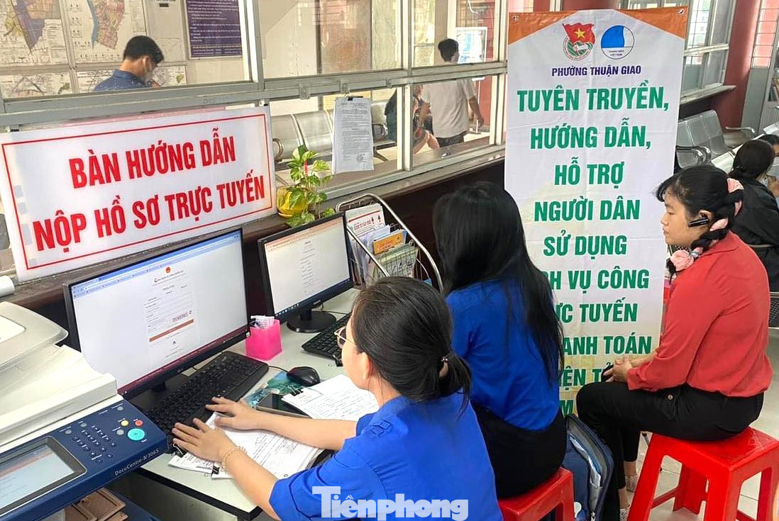 Tình nguyện viên hỗ trợ người dân giải quyết thủ tục hành chính tại phòng &quot;một cửa&quot;.