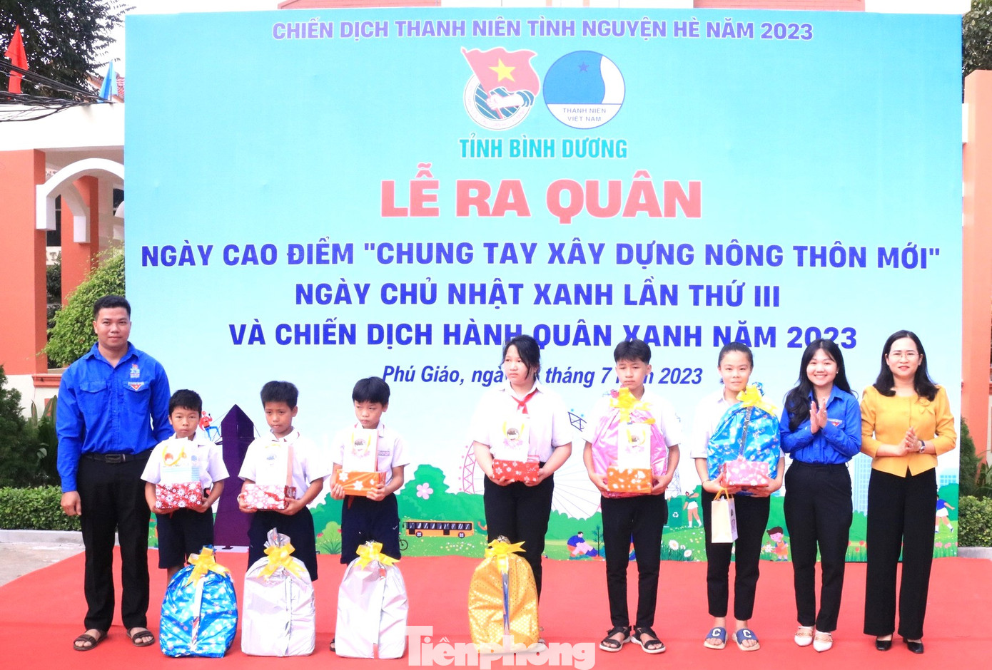 Tặng quà thiếu nhi có hoàn cảnh khó khăn