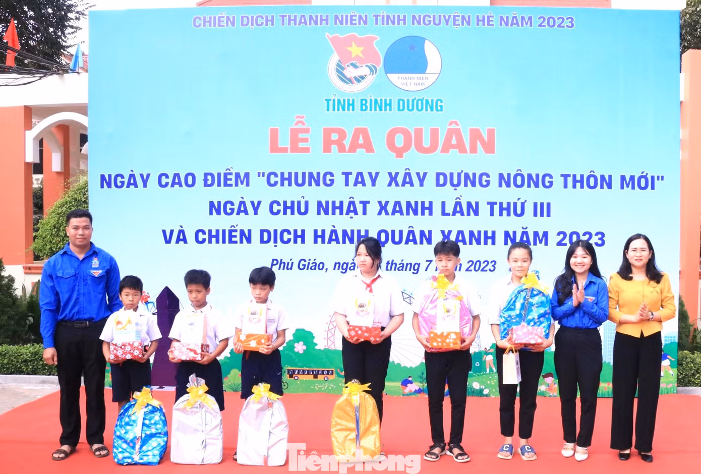 Tặng quà thiếu nhi có hoàn cảnh khó khăn Tặng quà thiếu nhi có hoàn cảnh khó khăn
