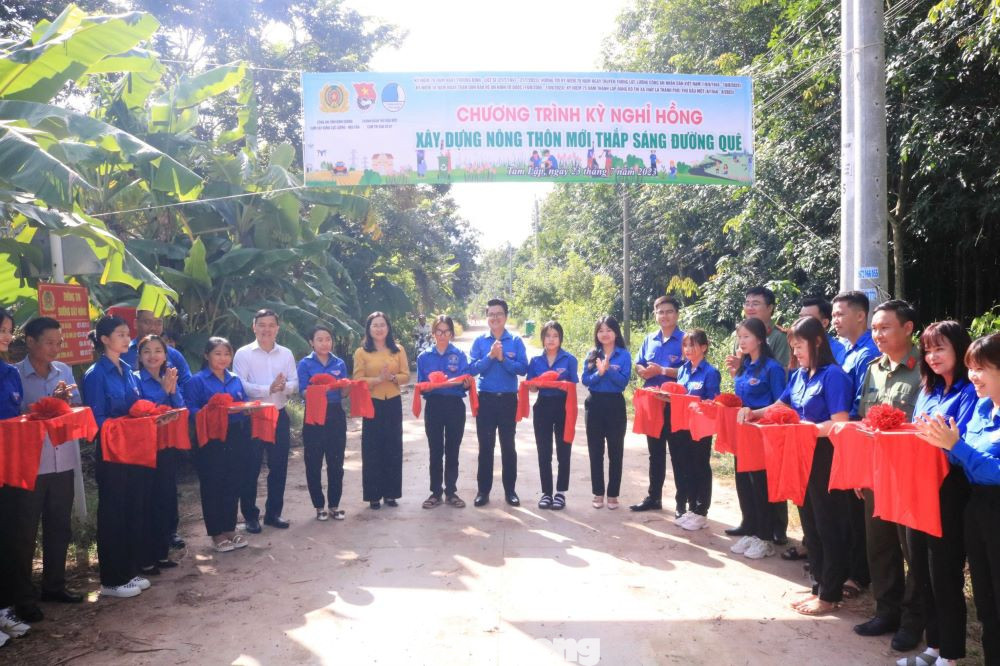 Tại lễ ra quân, Ban Thường vụ Tỉnh Đoàn Bình Dương, Huyện Đoàn Phú Giáo, Đoàn khối các Cơ quan và Doanh nghiệp tỉnh Bình Dương phối hợp các đơn vị đồng hành đã trao tặng xã Tam Lập công trình Sân chơi thể thao cộng đồng trị giá 20 triệu đồng; Công trình 20 thùng rác trị giá 10 triệu đồng; công trình Thắp sáng đường quê trị giá 20 triệu đồng nhằm góp phần xây dựng nông thôn mới nâng cao tại xã Tam Lập.