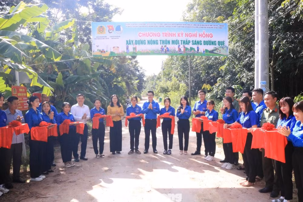 Tại lễ ra quân, Ban Thường vụ Tỉnh Đoàn Bình Dương, Huyện Đoàn Phú Giáo, Đoàn khối các Cơ quan và Doanh nghiệp tỉnh Bình Dương phối hợp các đơn vị đồng hành đã trao tặng xã Tam Lập công trình Sân chơi thể thao cộng đồng trị giá 20 triệu đồng; Công trình 20 thùng rác trị giá 10 triệu đồng; công trình Thắp sáng đường quê trị giá 20 triệu đồng nhằm góp phần xây dựng nông thôn mới nâng cao tại xã Tam Lập. Tại lễ ra quân, Ban Thường vụ Tỉnh Đoàn Bình Dương, Huyện Đoàn Phú Giáo, Đoàn khối các Cơ quan và Doanh nghiệp tỉnh Bình Dương phối hợp các đơn vị đồng hành đã trao tặng xã Tam Lập công trình Sân chơi thể thao cộng đồng trị giá 20 triệu đồng; Công trình 20 thùng rác trị giá 10 triệu đồng; công trình Thắp sáng đường quê trị giá 20 triệu đồng nhằm góp phần xây dựng nông thôn mới nâng cao tại xã Tam Lập.