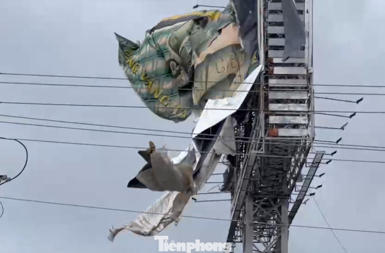 Bảng quảng cáo bị gió thổi bay Bảng quảng cáo bị gió thổi bay