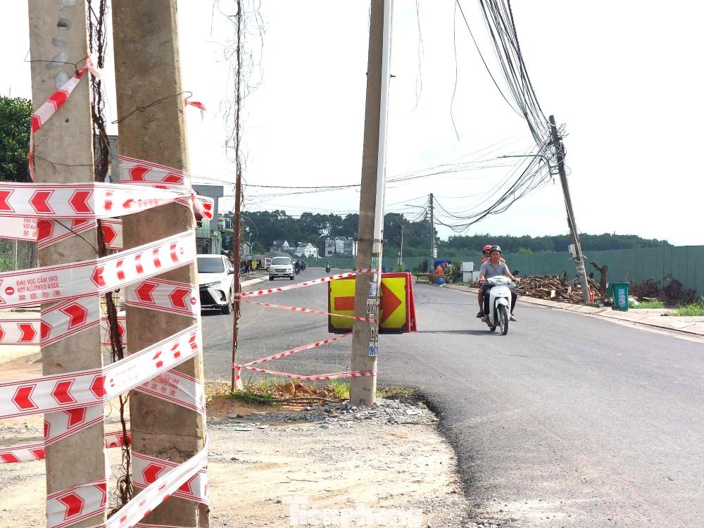 Ông Nguyễn Văn Thanh (50 tuổi, ngụ phường Phú Mỹ, thành phố Thủ Dầu Một) cho bức xúc nói: “Chúng tôi rất vui mừng khi địa phương xây dựng con đường nhưng việc thi công ì ạch gây ảnh hưởng đến việc đi lại của người dân trong khu vực. Nhà tôi bên đường, hành lang thi công dang dở, việc di chuyển ra vào nhà rất khó khăn”.