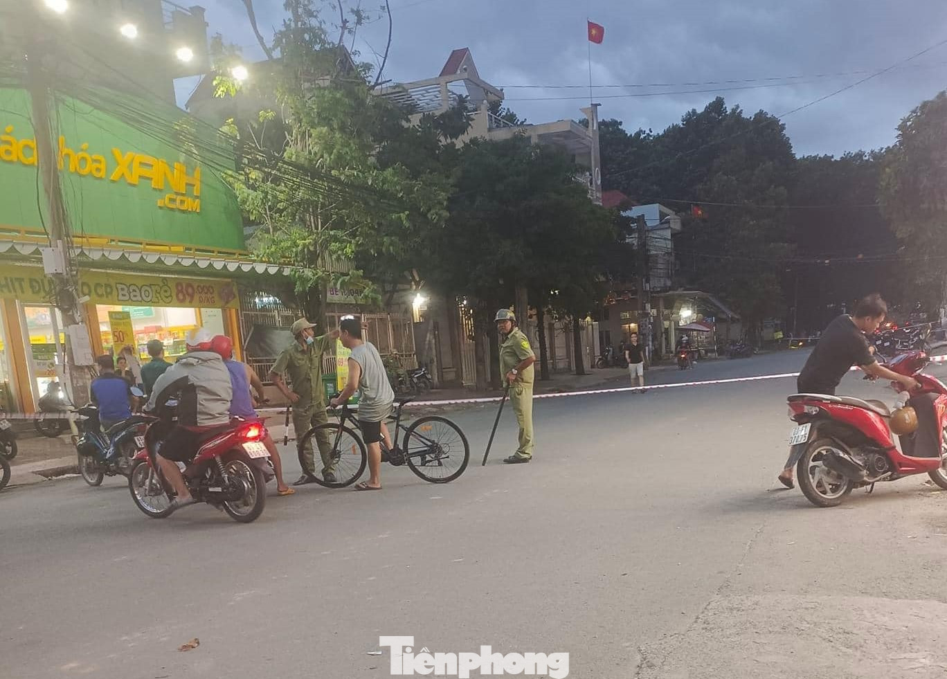 Hiện trường được cơ quan chức năng phong tỏa để khám nghiệm