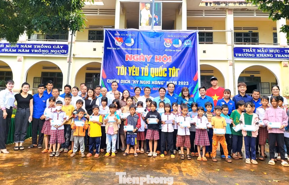 Trao học bổng cho thiếu nhi tại tỉnh Gia Lai